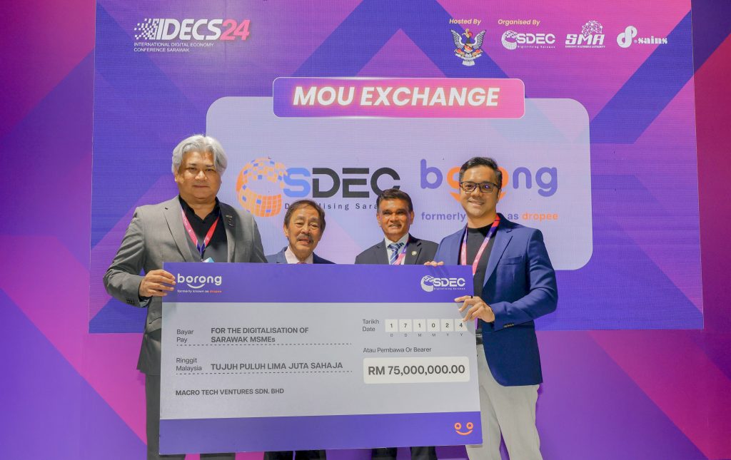 From left to right, Dato Ir Ts Sudarnoto bin Osman, CEO of Sarawak Digital Economy Corporation (SDEC), YB Dato Sri Roland Sagah Wee Inn, Minister for Education, Innovation and Talent Development (MEITD), Sarawak, Professor Jugdutt Singh, Board Member of SDEC, Aizat Rahim, co-founder and Managing Director of Borong